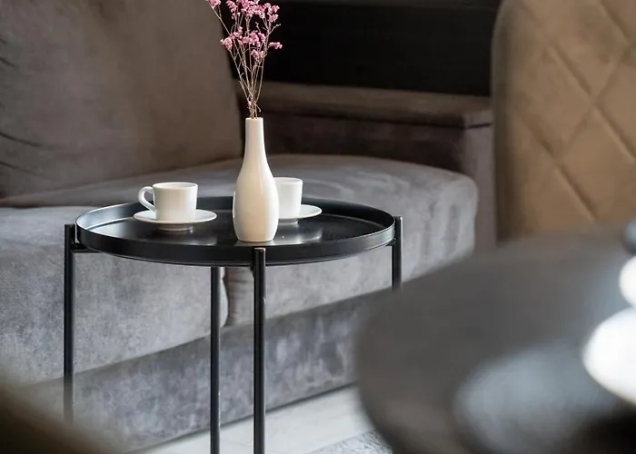 Stylish With Parking By Renters *