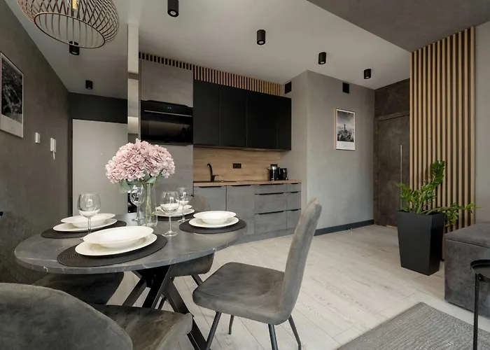 Stylish With Parking By Renters Appartamento