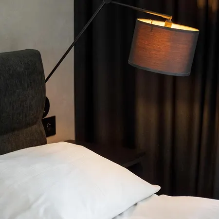 Stylish With Parking By Renters *