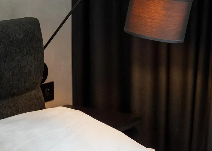 Stylish With Parking By Renters *